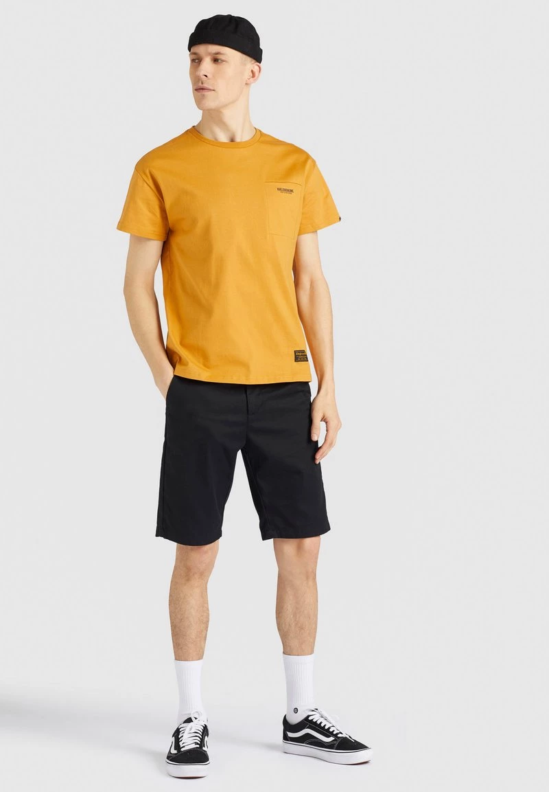 Khujo HERMAN T Shirt Imprimé Dark Ochre Homme 4 Khujo HERMAN T Shirt Imprimé Dark Ochre Homme – Image 2